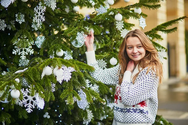 Glückliche Junge Frau Neben Dem Geschmückten Weihnachtsbaum Mädchen Silvester Freien — Stockfoto