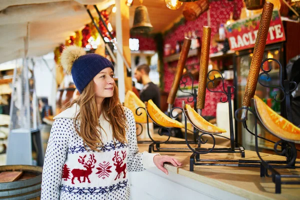 パリの伝統的なクリスマスマーケットでラクレット 人気のフランス料理とスイス料理 を購入する美しい若い女性 フランス — ストック写真