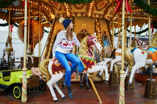 Hermosa Joven Montando Caballo Carrusel Tradicional Mercado Navidad París Francia —  Fotos de Stock