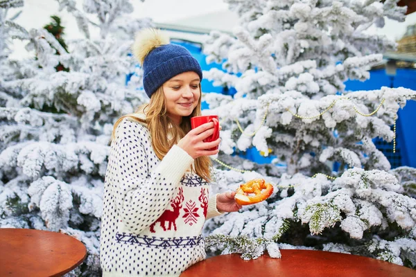 Giovane Donna Felice Mercatino Natale Parigi Francia Ragazza Che Beve — Foto Stock