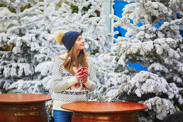 Paris Fransa Noel Pazarında Mutlu Genç Bir Kadın Noel Ağacının — Stok fotoğraf