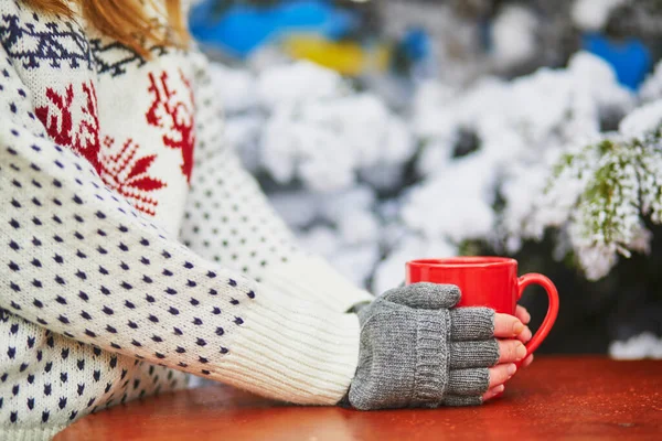 Jovem Mulher Mercado Natal Paris França Menina Bebendo Vinho Quente — Fotografia de Stock