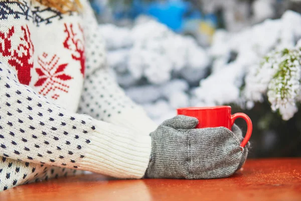 Ung Kvinna Julmarknad Paris Frankrike Flicka Som Dricker Varmt Vin — Stockfoto