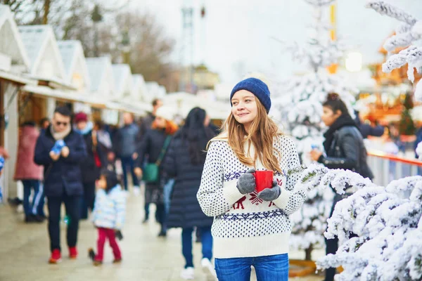 Paris Fransa Noel Pazarında Mutlu Genç Bir Kadın Noel Ağacının — Stok fotoğraf