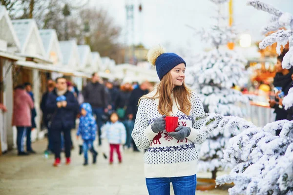 Feliz Joven Mercado Navidad París Francia Chica Bebiendo Vino Caliente — Foto de Stock