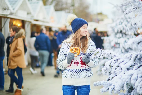 Gelukkige Jonge Vrouw Kerstmarkt Parijs Frankrijk Meisje Dat Pretzel Kerstboom — Stockfoto