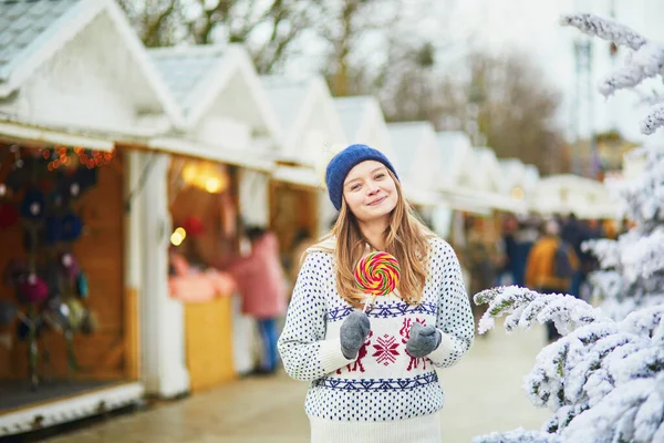 Giovane Donna Felice Mercatino Natale Parigi Francia Ragazza Mangiare Lecca — Foto Stock