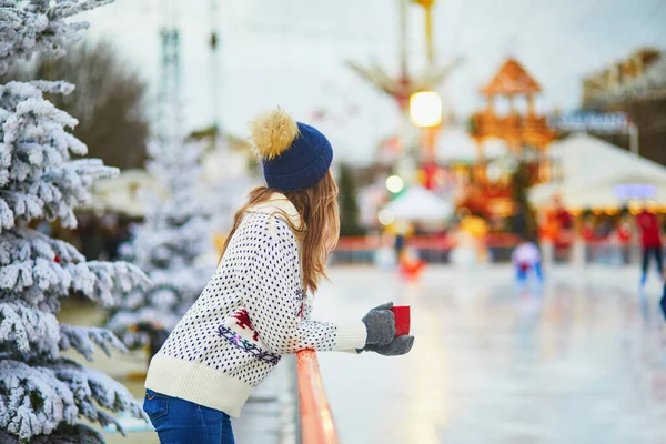 Giovane Donna Felice Mercatino Natale Parigi Francia Ragazza Che Beve — Foto Stock