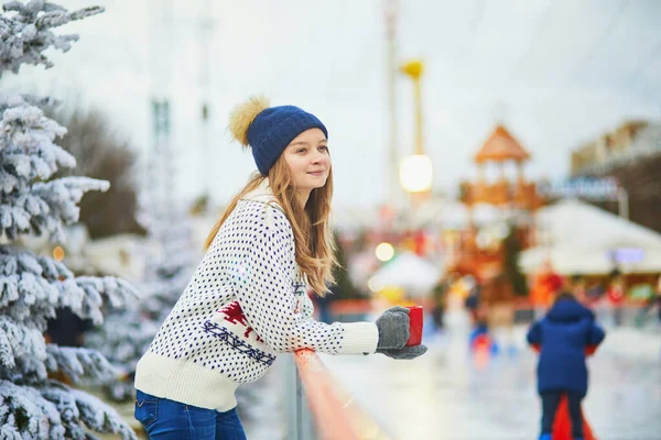 在法国巴黎的圣诞市场上快乐的年轻女子 女孩在溜冰场附近喝热酒 茶或咖啡 圣诞节及新年的户外活动 — 图库照片