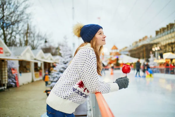 Счастливая Молодая Женщина Рождественском Рынке Париже Франция Девушка Красным Карамелизированным — стоковое фото