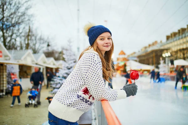 Feliz Joven Mercado Navidad París Francia Chica Con Manzana Roja —  Fotos de Stock