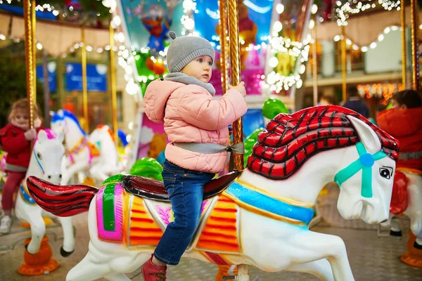 Paris Noel Pazarında Atlıkarıncada Ata Binen Sevimli Küçük Kız Mutlu — Stok fotoğraf