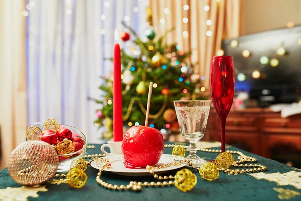 Prachtige Tafelsetting Voor Kerstfeest Nieuwjaarsfeest Thuis Gezellige Kamer Met Kerstboom — Stockfoto