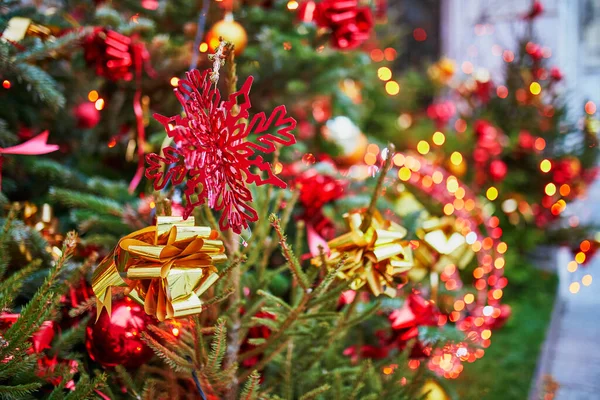 Árbol Navidad Decorado Con Bolas Rojas Copos Nieve Celebrando Navidad — Foto de Stock