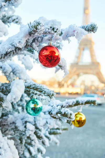 Árbol Navidad Cubierto Nieve Decorado Con Bolas Rojas Verdes Amarillas —  Fotos de Stock