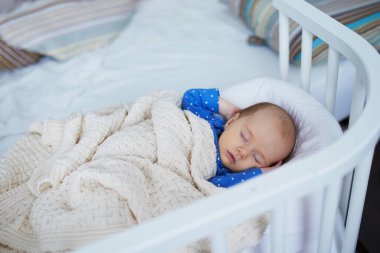 Beşikte uyuyan sevimli bir kız bebek. Küçük çocuk karyolada kestiriyor. Bebek çocuk kreşte dinleniyor.