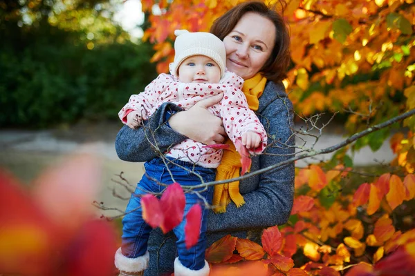かわいい娘と一緒に秋の日に一緒に歩いて幸せな若い母親 公園の屋外で女性と赤ちゃんの女の子 子供と一緒に秋の活動 — ストック写真