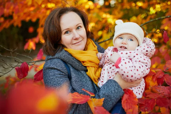 Glad Leende Kvinna Med Liten Flicka Solig Höstdag Parken Vacker — Stockfoto