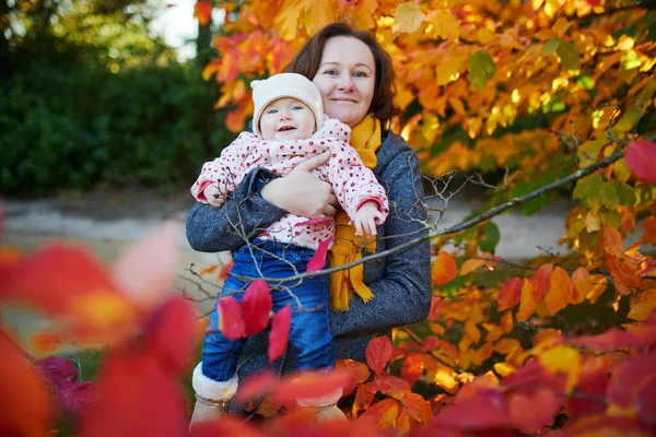 秋天的一天 快乐的年轻妈妈和她可爱的女儿在一起散步 公园里的妇女和女婴 与孩子们的秋季活动 — 图库照片