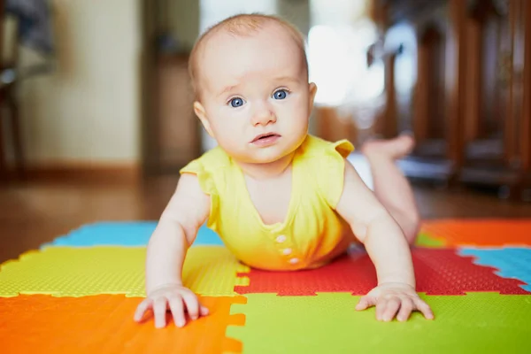 Förtjusande Liten Flicka Gör Magen Tid Färgglada Lekmatta — Stockfoto