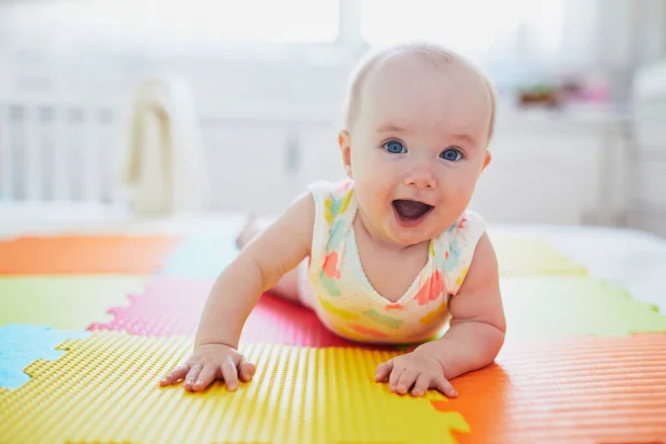 Adorable Niña Haciendo Tiempo Barriga Colorido Alfombra Juego Feliz Niño — Foto de Stock