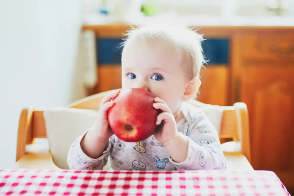 Carina Bambina Che Mangia Mela Cucina Bambino Che Assaggia Solidi — Foto Stock