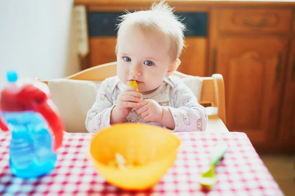 Söt Liten Flicka Äter Lunch Köket Små Barn Provsmakar Fasta — Stockfoto