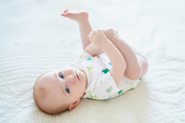 Carina Bambina Sdraiata Sulla Schiena Toccare Piedi Felice Bambino Sano — Foto Stock