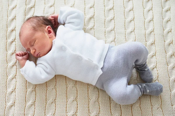 Bebé Recién Nacido Niña Ropa Punto Caliente Durmiendo —  Fotos de Stock