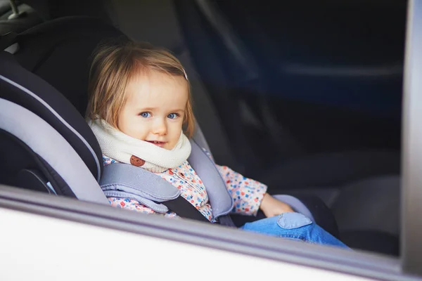 Adorable Jeune Fille Dans Siège Auto Moderne Petit Enfant Voyageant — Photo