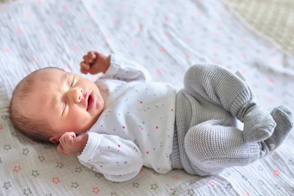 Liebenswertes Neugeborenes Mädchen Schläft Hause Bett — Stockfoto
