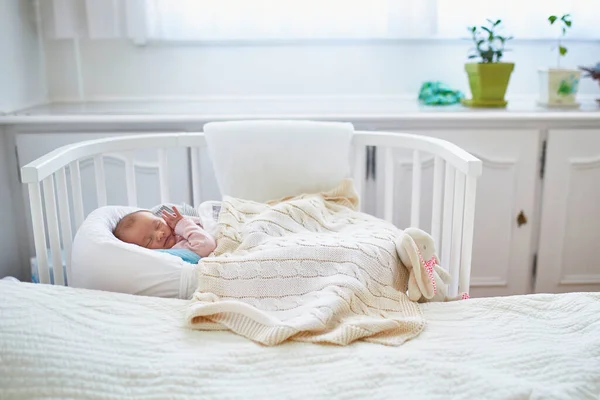 Neugeborenes Mädchen Beim Mittagsschlaf Kinderbett Der Eltern — Stockfoto