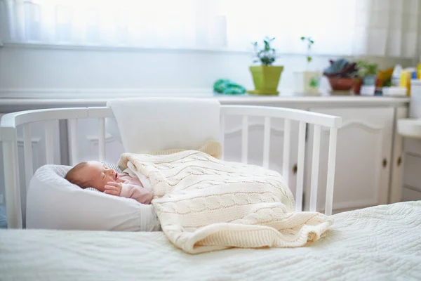 Νεογνό Κοριτσάκι Που Κοιμάται Κούνια Δίπλα Στο Κρεβάτι Των Γονιών — Φωτογραφία Αρχείου
