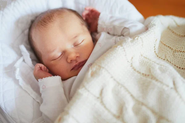 Nouveau Bébé Fille Dormir Sous Couverture Tricotée — Photo