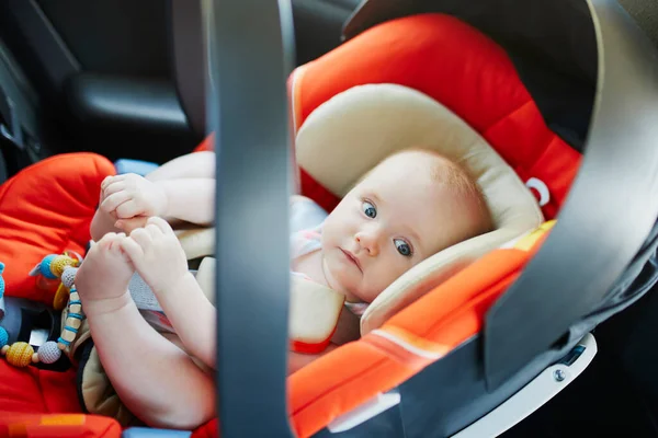 Rozkošná Holčička Moderní Autosedačce Malé Dítě Cestuje Autem Bezpečnost Dětí — Stock fotografie