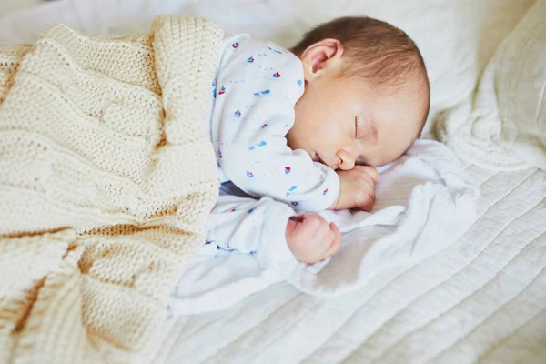 Niña Mes Durmiendo Debajo Una Manta Punto Niño Durmiendo Una — Foto de Stock