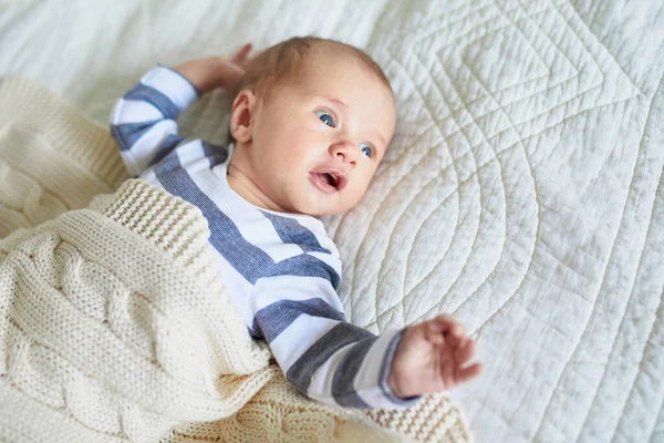 1个月大的女婴躺在卧室里的毛毯下 — 图库照片