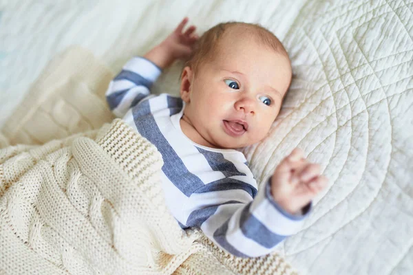 Ein Monat Altes Mädchen Liegt Unter Strickdecke Schlafzimmer — Stockfoto