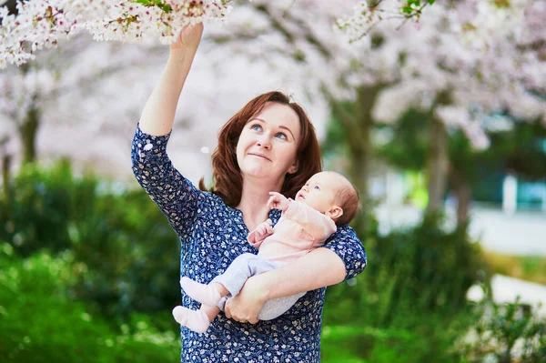 Lycklig Ung Mor Med Sin Månader Lilla Flicka Njuter Körsbärsblomma — Stockfoto