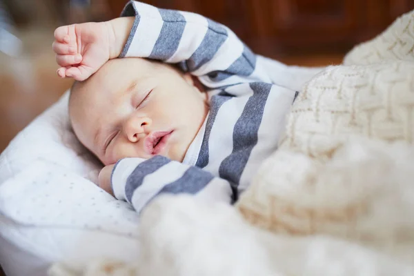 Adorabile Bambina Che Dorme Nella Culla Bambino Che Pisolino Culla — Foto Stock