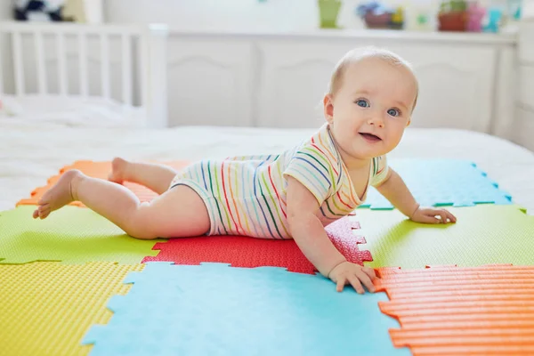 Glad Leende Liten Flicka Ligger Färgglada Lekmatta Golvet — Stockfoto