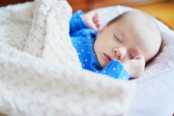 Urocza Dziewczynka Śpiąca Łóżeczku Małe Dziecko Drzemie Łóżeczku Dziecko Odpoczywające — Zdjęcie stockowe
