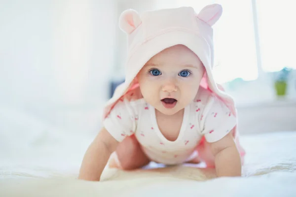 Adorable Niña Siete Meses Que Relaja Dormitorio Con Ropa Rosa —  Fotos de Stock