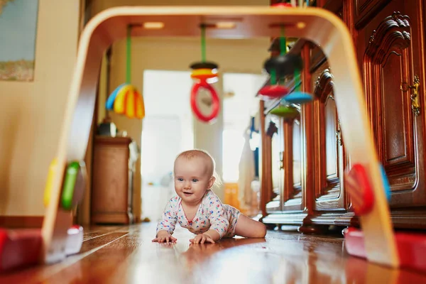 Flickan Lär Sig Krypa Glad Frisk Liten Barn Golvet Spädbarn — Stockfoto