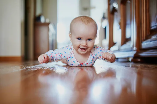 Flickan Lär Sig Krypa Glad Frisk Liten Barn Golvet Spädbarn — Stockfoto