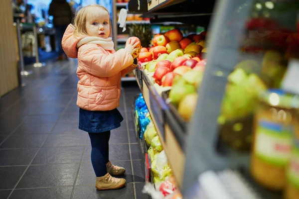 Menina Adorável Supermercado Selecionando Maçãs Criança Vai Compras Criança Grande — Fotografia de Stock