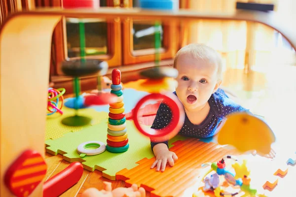 Baby Mädchen Spielt Mit Spielzeug Auf Dem Boden Glückliches Gesundes — Stockfoto