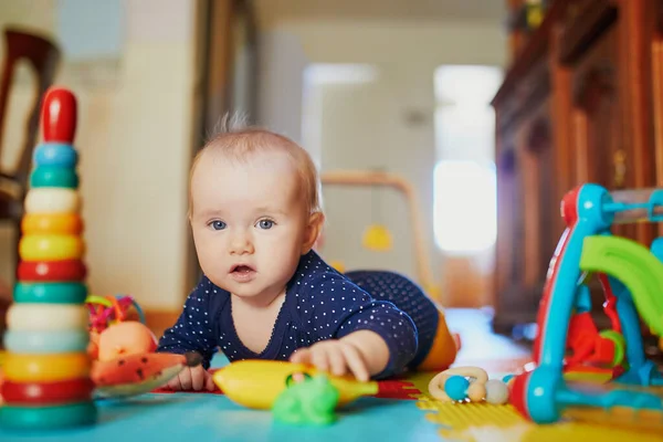 Flickan Leker Med Leksaker Golvet Glad Frisk Liten Barn Hemma — Stockfoto