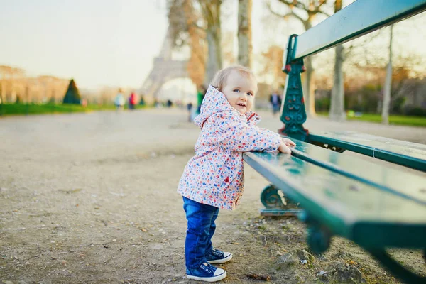 Jedna Rok Stará Holka Stojí Vedle Lavičky Eiffelovy Věže Batole — Stock fotografie