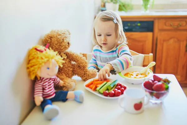 Urocza Dziewczynka Jedząca Świeże Owoce Warzywa Lunch Lalka Karmienia Dzieci — Zdjęcie stockowe